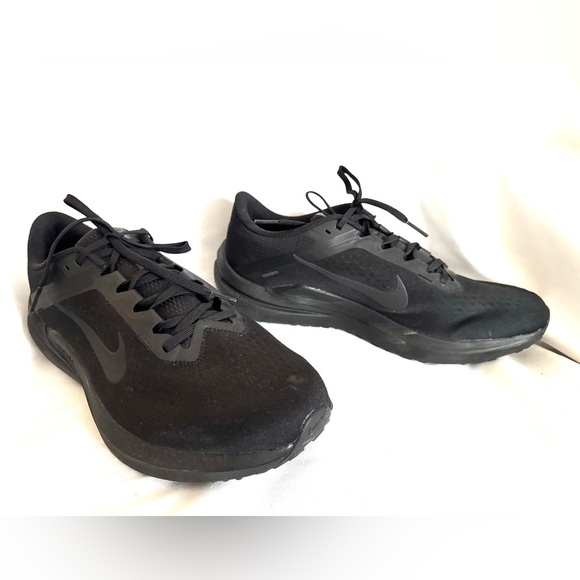 Nike Winflo 10 Men's Sz11 Sneaker Triple Black Gym Training Running Shoe Trainer - Picture 1 of 5